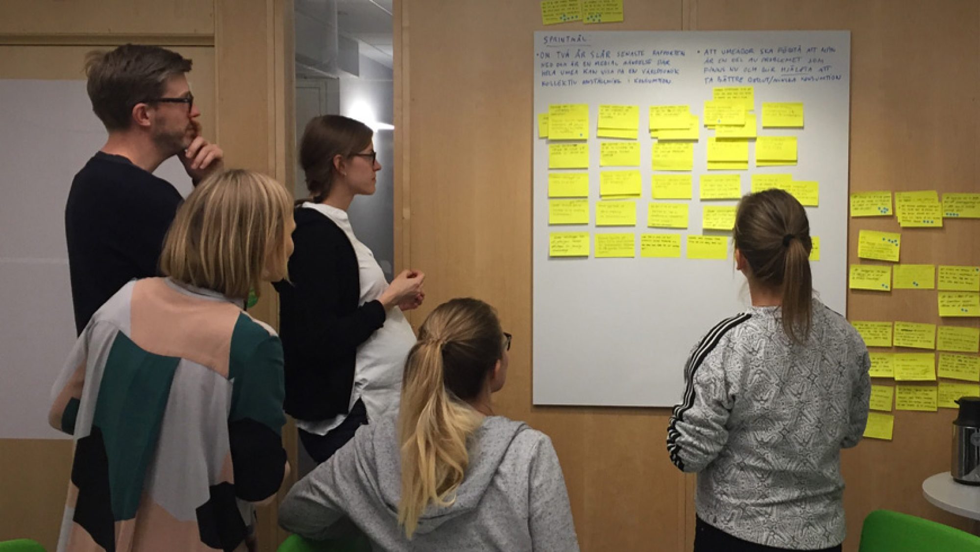 En typisk scen från en innovationssprint, ett format våra tjänstedesigners håller i för att hjälpa kunder från idé till testad prototyp på kort tid. Lär dig mer om innovationssprinten här.